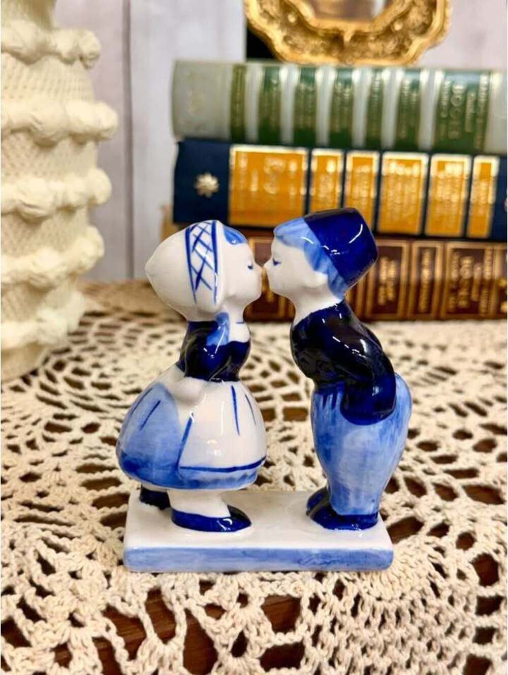 1984 Delft Blue Dutch Kissing Couple Figurine Hand Painted Holland 3.5"